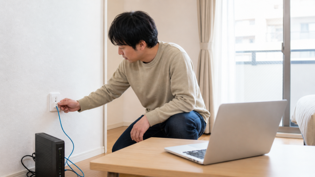 ur賃貸 光回線 引き込み前に室内設備を確認する男性