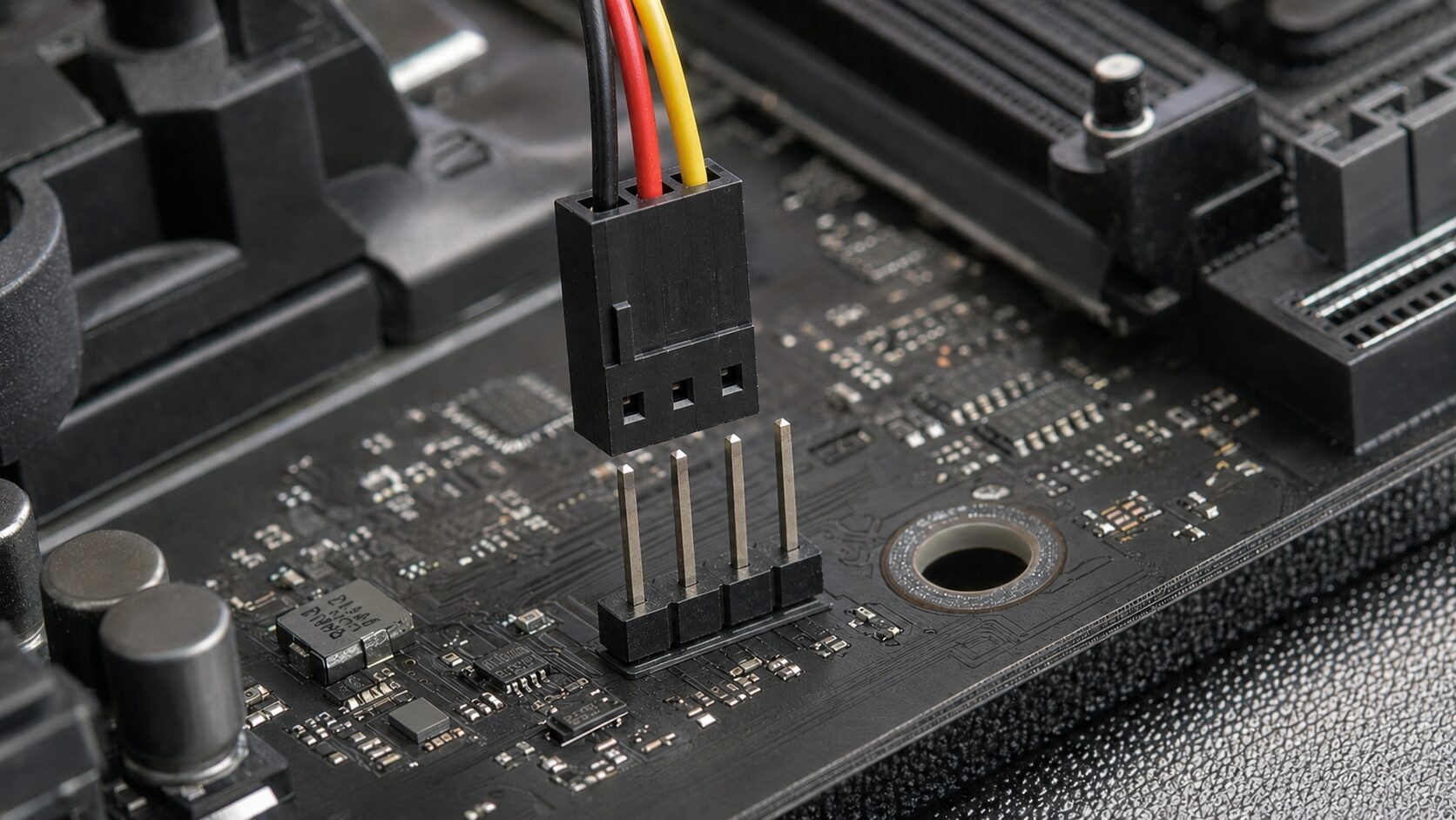 3ピンファンを4ピン端子に挿す向きと余るピンを確認するPC作業イメージ